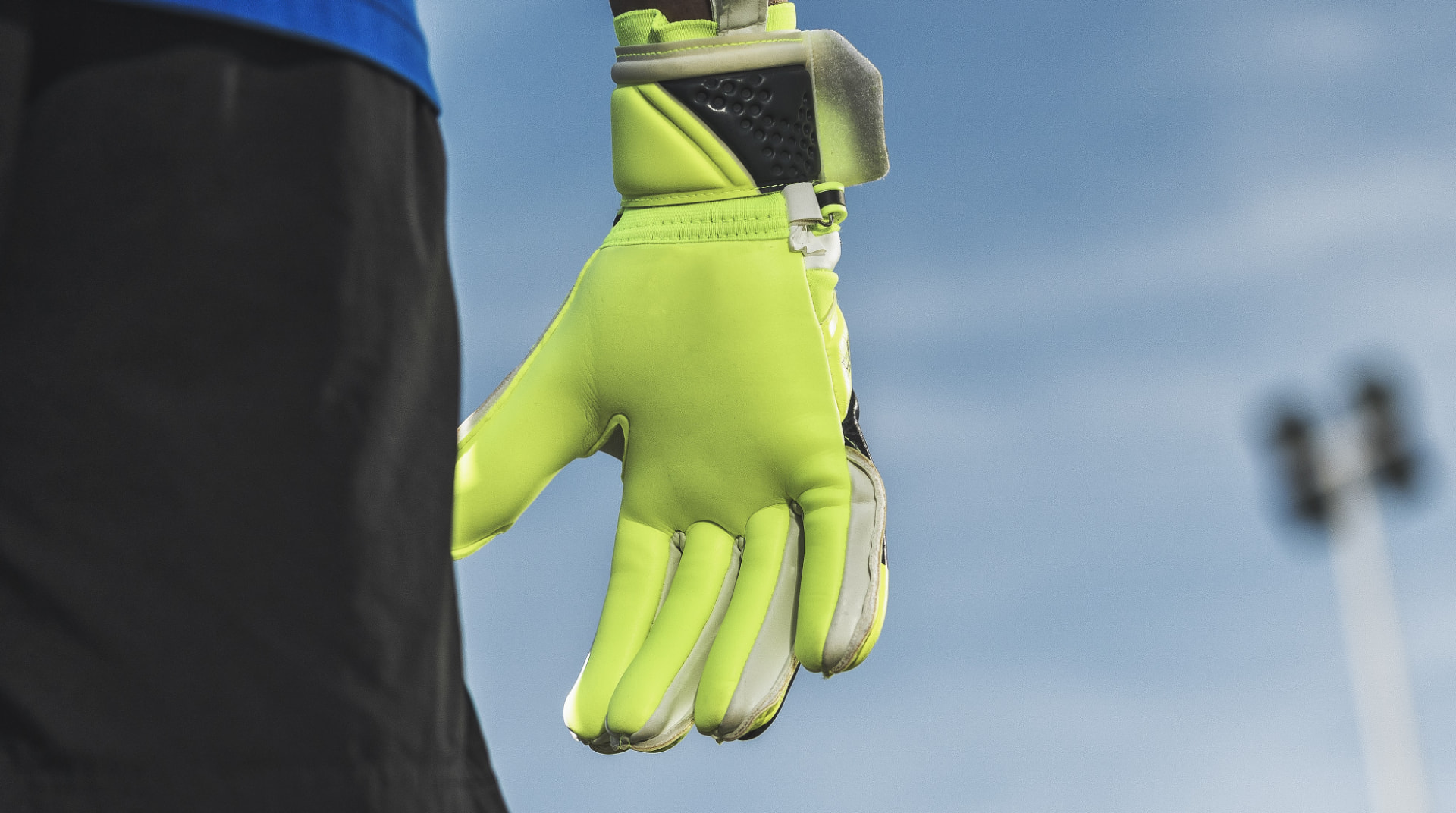 Goalkeeper glove with technical grip foam palm and backhand
