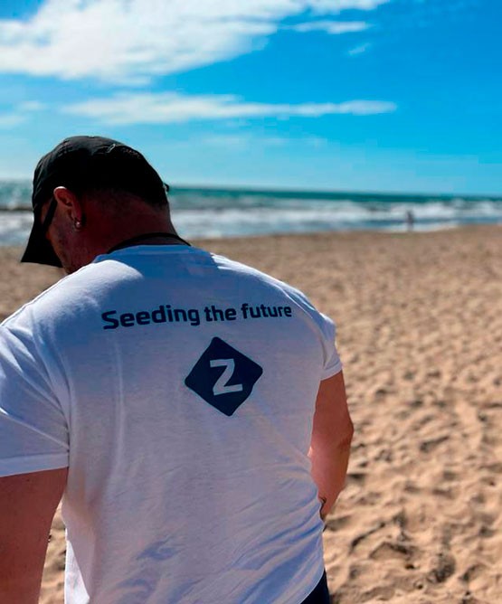 Zahonero Seeding the future t-shirt on the beach